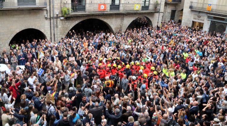 Els concentrats a la plaça del Vi, aquest matí. ACN