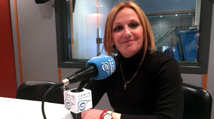 Vanessa Mányik durant una entrevista a la ràdio local. Ràdio Palamós