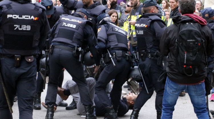 Imatge d'un home carregat per la policia espanyola (arxiu)