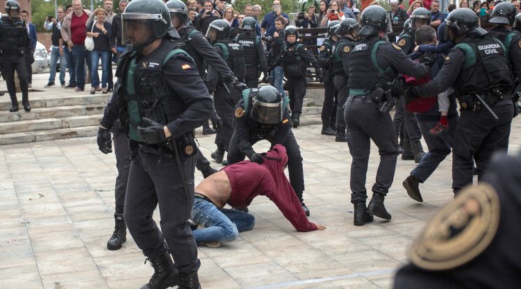Agents de la Guàrdia Civil desallotgen alguns dels manifestants a Sant Julià de Ramis. ACN