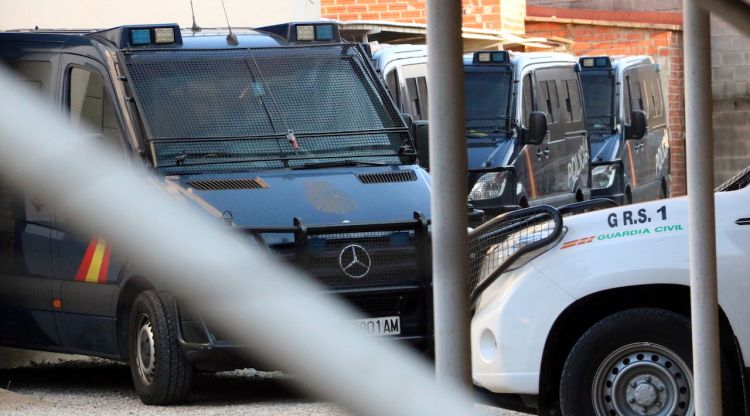 Les furgonetes de la policia espanyola a l'aparcament de l'Hotel Travé. ACN