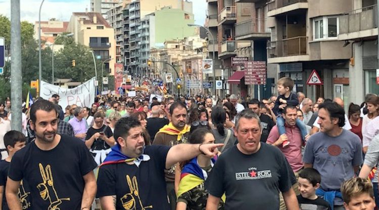 La mobilització que s'ha fet a Figueres, al seu pas per l'avinguda Salvador Dalí. ACN