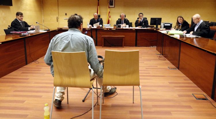 D'esquenes, l'acusat d'apunyalar el veí a Figueres durant el primer dia de judici a l'Audiència de Girona. ACN