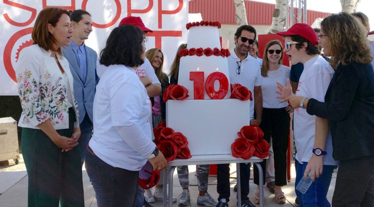 Moment on es bufen les espelmes del pastís de les deu edicions de la Fundació Ramon Noguera
