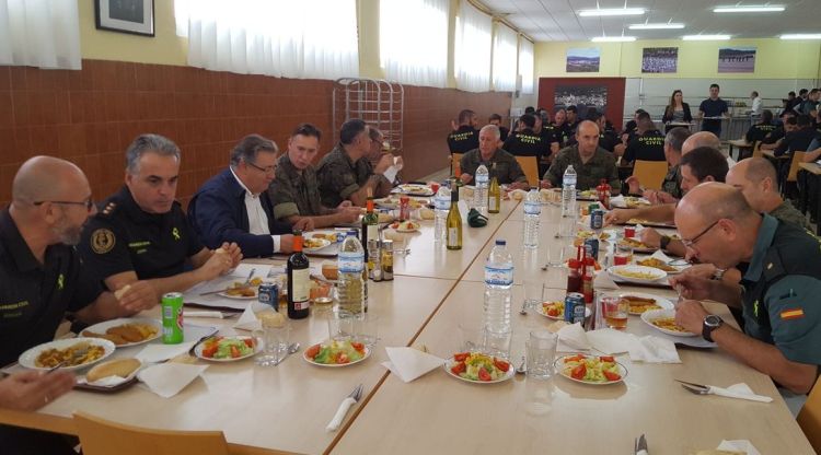 El ministre de l'Interior, Juan Ignacio Zoido, dinant a la base militar de Sant Climent Sescebes. ACN