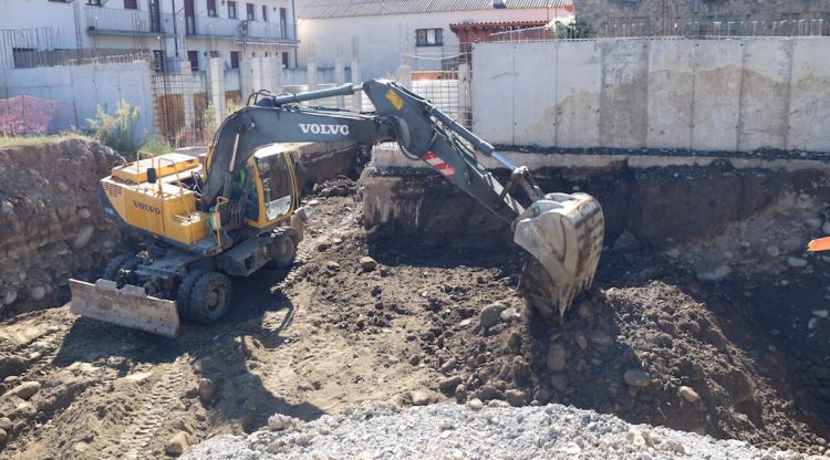 Una excavadora treballant en la descontaminació dels terrenys de la futura escola de Campdevànol. ACN