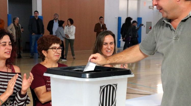 Un veí vota simbòlicament a Sant Julià de Ramis aquest matí. ACN