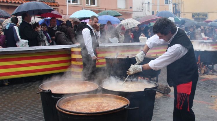 Les olles del Ranxo bullint a la plaça de Vidreres © ACN