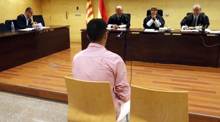 D'esquenes, l'acusat de violar una noia a Palafrugell, durant el judici a l'Audiència de Girona. ACN