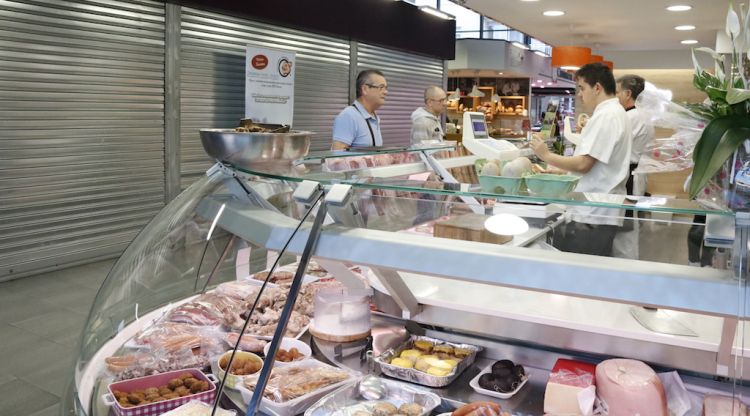 Un dels comerços oberts a la Plaça del Mercat amb una altra de tancada. ACN