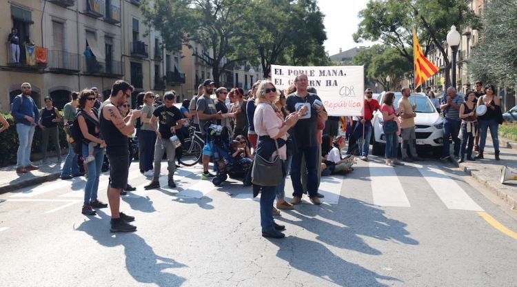 Assistents a la cassolada d'aquest 12-O a Girona, davant la comissaria de la policia espanyola. ACN