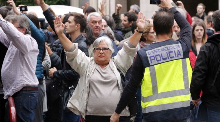 Una votant mostrant el seu rebuig a la Policia Nacional. ACN
