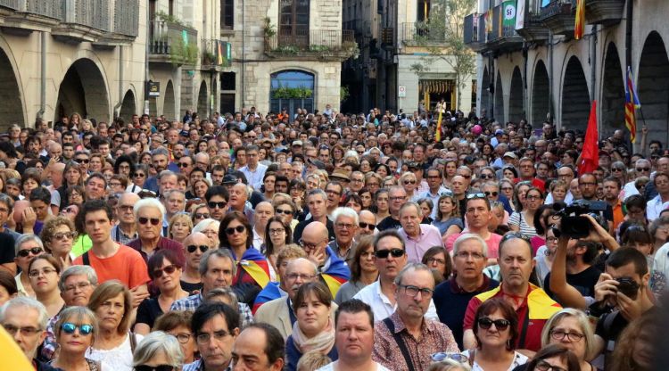 Pla mig de la Plaça del Vi de Girona plena de gent aquest diumeng. ACN