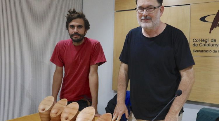 L'artista Víctor Masferrer i el president del Col·legi de Periodistes de Girona, Joan Ventura. ACN