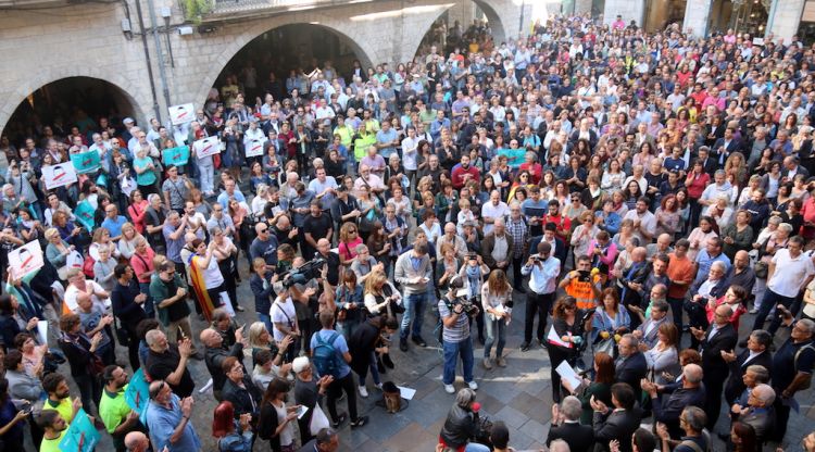 La concentració a la plaça del Vi de Girona contra l'empresonament de Sánchez i Cuixart ha aplegat 2.500 persones. ACN