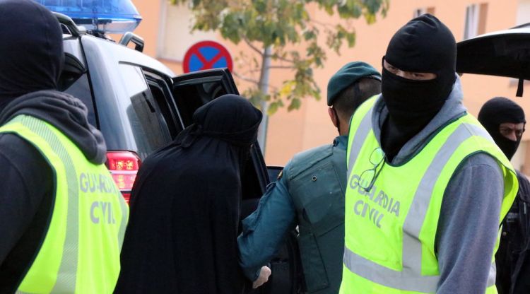 La jove sortint detinguda del seu domicili al carrer Mas Guàrdia de Palamós. ACN