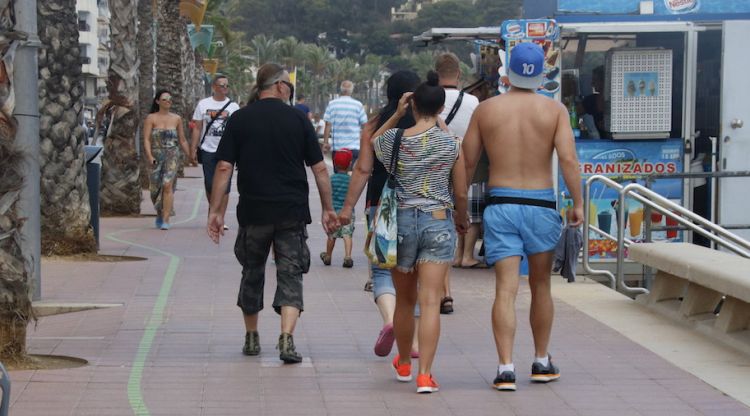 Uns turistes passejant pel passeig marítim de Lloret de Mar (arxiu). ACN
