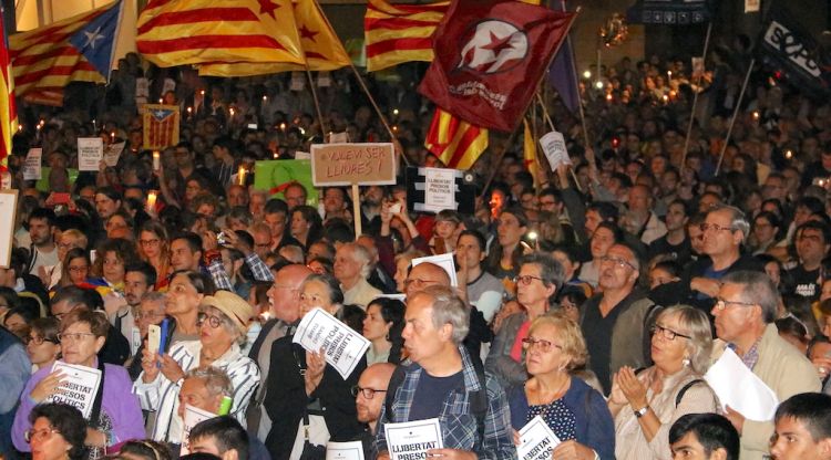 Milers de persones concentrades a la plaça Constitució de Girona. ACN