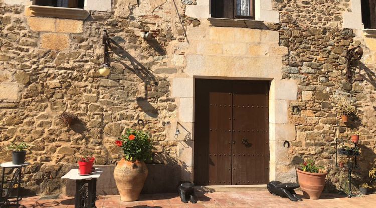La façana de la masia assaltada a Vilablareix. ACN