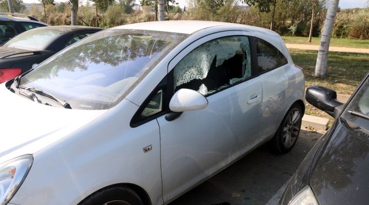 Un dels cotxes aparcats a la zona de Maristes a Girona amb el vidre trencat. ACN