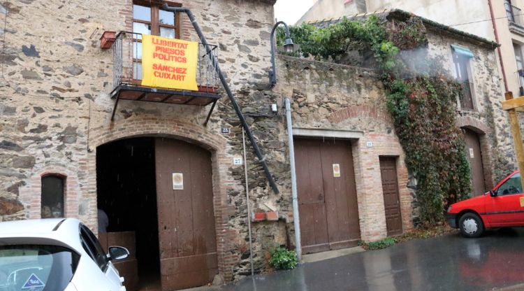 La casa d'un dels veïns d'on es van intentar endur un cartell a favor de la llibertat de Cuixart i Sánchez i van destrossar la canonada exterior. ACN