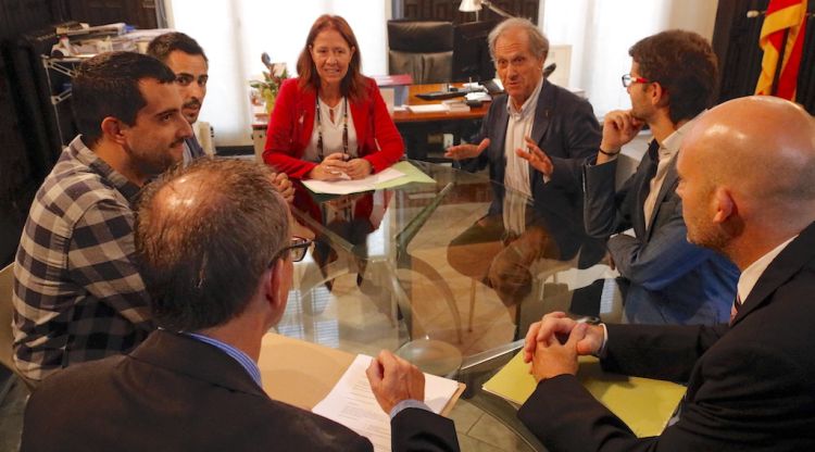 Els tres alcaldes reunits amb als portaveus dels advocats voluntaris i responsables de l'ANC i Òmnium a Girona. ACN