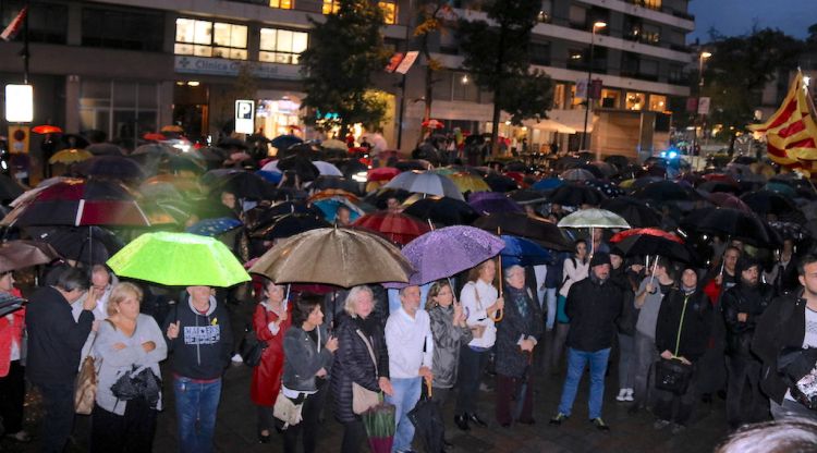 Un tram de la concentració que Girona Vota ha convocat davant de la delegació de la Generalitat a Girona. ACN