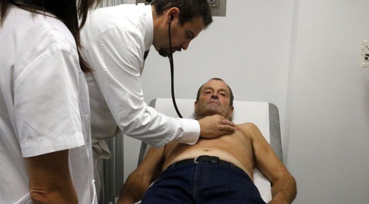 Especialistes del Trueta passant visita postoperatòria al primer pacient català amb la nova vàlvula cardíaca biològica. ACN