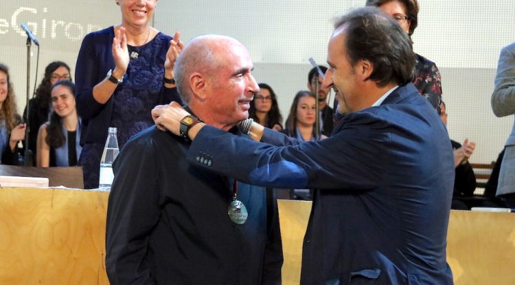 El rector de la Universitat de Girona, Sergi Bonet, lliura la medalla de doctor honoris causa a Lluís Llach. ACN