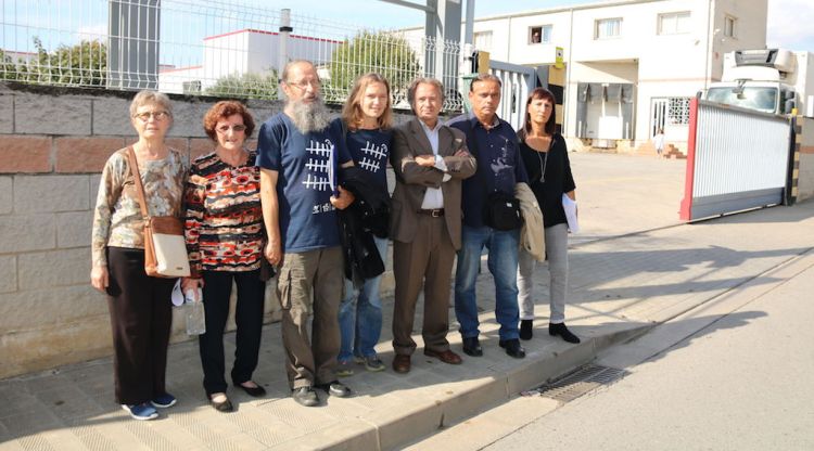 Membres de l'associació de veïns de Vilafant, IAEDEN i PAPH de Figueres davant de Fricafor. ACN