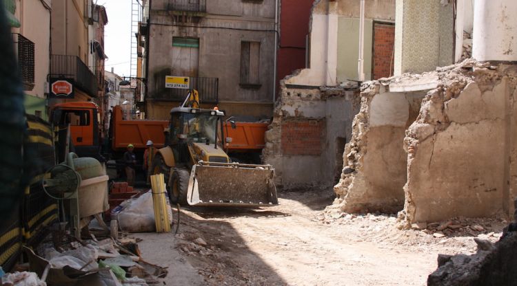 Una màquina treballant en un habitatge del barri vell d'Olot (arxiu)