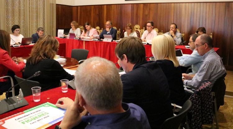 El moment de la votació de la moció amb els suports del PDeCAT, ERC i la CUP a Figueres. ACN