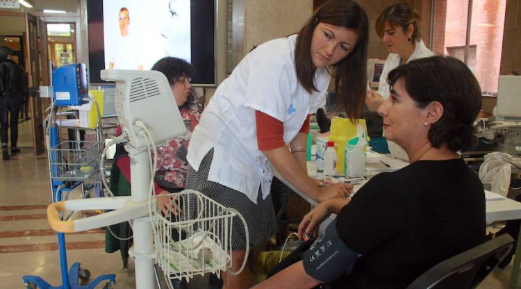 Les proves i informacions per preveure l'ictus celebrades l'octubre de 2015 al vestíbul de l'hospital Josep Trueta de Girona. ACN