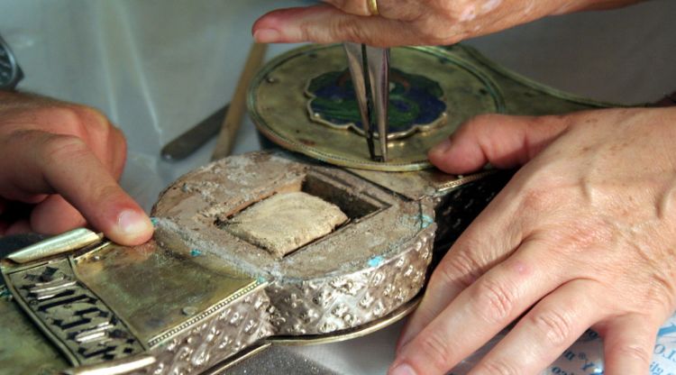 Detall de la creu de Sant Joan en el moment de la seva restauració