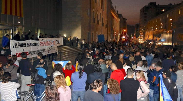 Unes 300 persones s'han concentrat aquest 26 d'octubre del 2017 al davant de la seu de la Generalitat