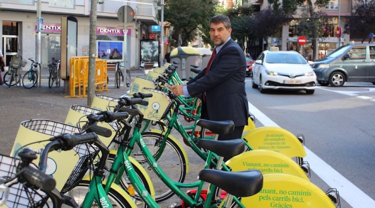 El regidor Joan Alcalà davant la nova parada de Girocleta, aquest matí. Aj. de Girona