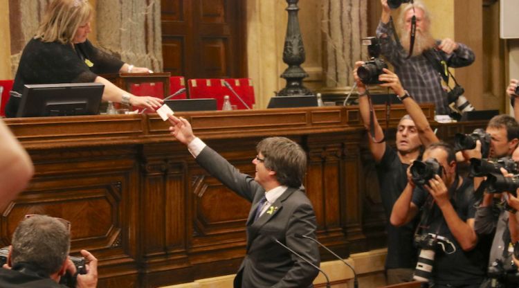 El president Puigdemont, al moment de votar al Parlament. ACN