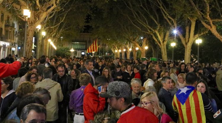 Els centenars de persones que s'han aplegat a la Rambla de Figueres per celebrar la República. ACN