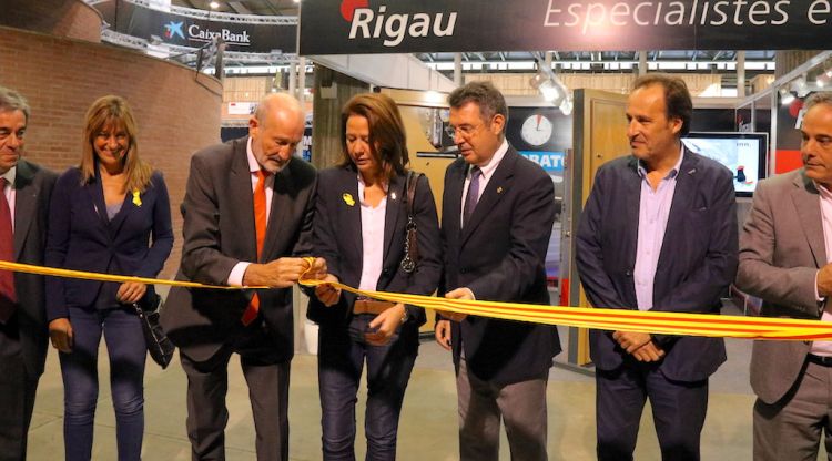 Moment en què Espadaler i Madrenas tallen la cinta i inauguren així la Fira de Mostres. ACN