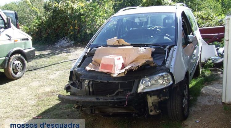 Un dels vehicles que s'han localitzat al taller il·legal de Vilablareix