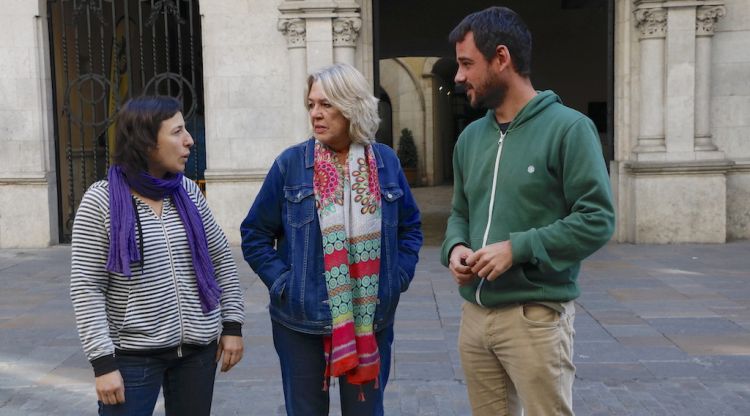 Tres diputats de la CUP de Girona, avui a la Plaça del Vi. ACN