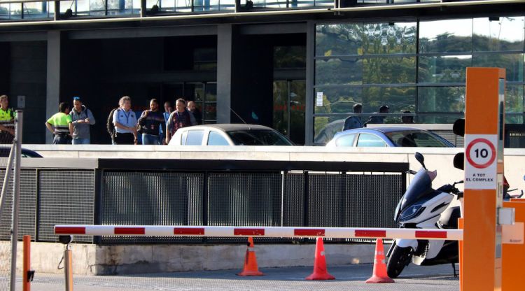 Els agents de la Guàrdia Civil sortint del complex central dels Mossos d'Esquadra de Sabadell. ACN
