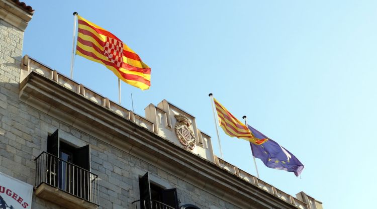 La bandera espanyola ja no oneja a l'Ajuntament de Girona. ACN
