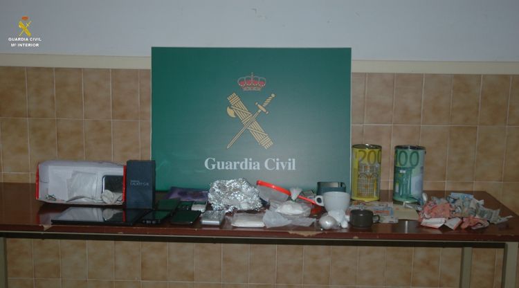 La droga i el material confiscat per la Guàrdia Civil i la Policia Local de Lloret de Mar