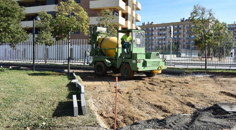 Una màquina treballant en les obres de millora de l'entorn del Parc Hospitalari Martí i Julià de Salt