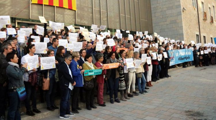 Els treballadors de la Generalitat a Girona protestant davant de la seu. ACN