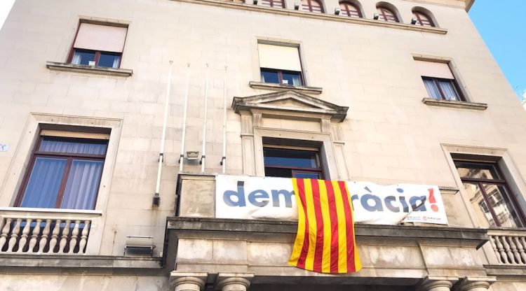 El balcó de l'Ajuntament de Figueres sense la bandera espanyola i amb la senyera. ACN