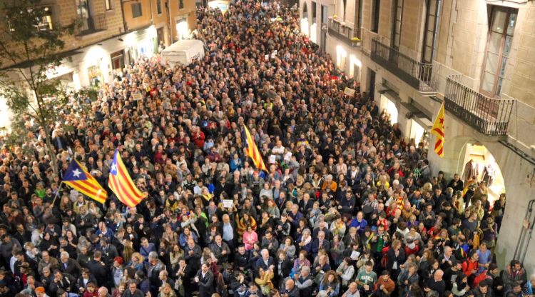 La Plaça del Vi plena a vessar aquest vespre. ACN