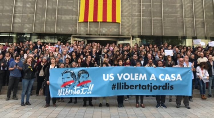 Els treballadors de la Generalitat a Girona protestant davant de la seu