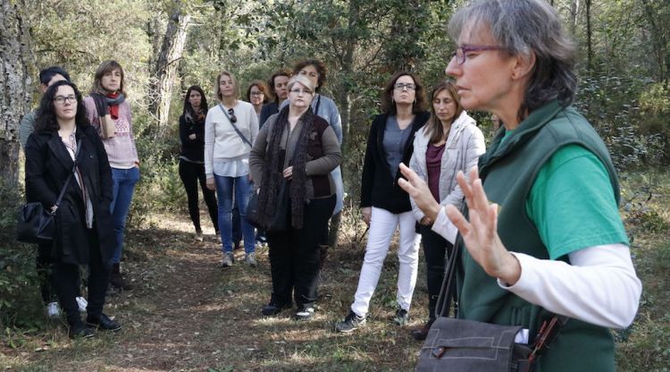 Una terapeuta amb un grup de persones al bosc Can Farnaca de Caldes de Malavella. ACN